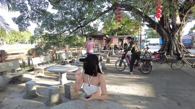 天花板露出狂人大胆御姐【cikaimoon】闹市区公园，大白天各种人前露出，屌炸天 (2)